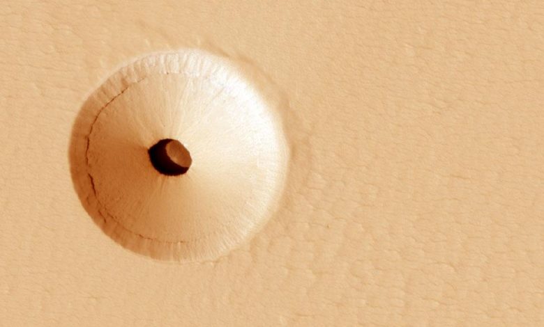 nasa hole on mars