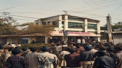 मनियारी थाना परिसर में ग्रामीणों का भारी विरोध, पुलिस की कार्यशैली पर खड़े किए सवाल