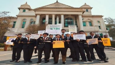 मुजफ्फरपुर: तिरहुत आयुक्त कार्यालय पर कर्मचारियों का हल्ला बोल, मांगों को लेकर सौंपा ज्ञापन