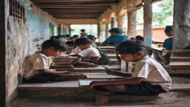 मुजफ्फरपुर: सरकारी स्कूलों में त्रैमासिक परीक्षा का बुरा हाल, सीढ़ियों पर बैठकर इम्तिहान देने को मजबूर बच्चे