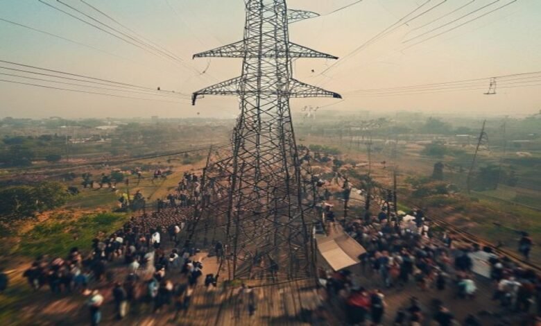 मुजफ्फरपुर में हाईटेंशन टावर पर चढ़ी युवती: समलैंगिक विवाह की जिद ने मचाया हड़कंप