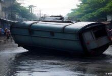 मुजफ्फरपुर: NH-57 पर गड्ढे और जलजमाव ने पलटा ई-रिक्शा, तीन यात्री बाल-बाल बचे